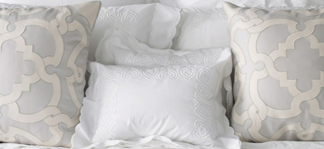 Правильные постельные принадлежности для семейной пары: подушки, одеяла, постельное белье